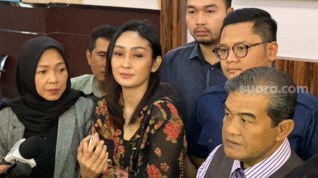 Mantan istri Indrajana Sofiandi, Keyla Evelyne Yasir mendatangi Polres Metro Jakarta Selatan, Kamis (22/12/2022) dalam kasus kekerasan terhadap putranya yang dilakukan mantan suami, Indrajana Sofiandi. [Adiyoga Priyambodo/Kabarindong.com]