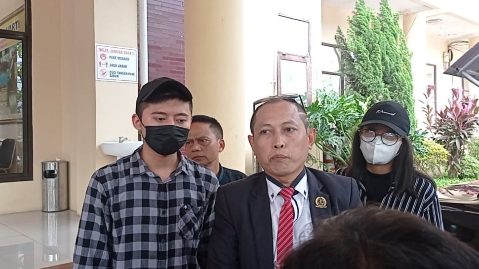 Rozy Zay Hakiki (kemeja kotak-kotak) didampingi pengacara mendatangi Polda Banten, Kamis (5/1/2023) untuk melaporkan mantan istri, Norma Risma. [Kabarindong.com/Rena Pangesti]