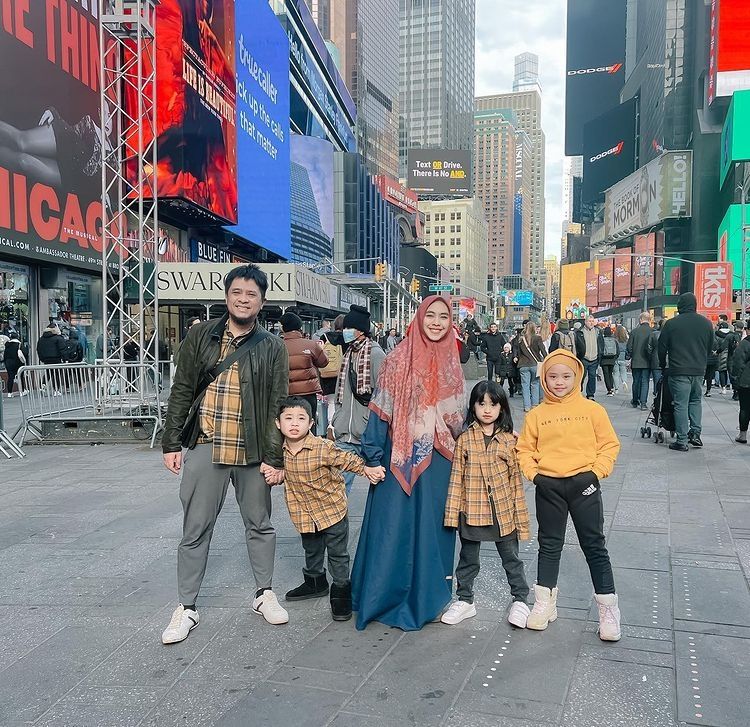 Potret Maryam Anak Oki Setiana Dewi di New York. (Instagram/okisetianadewi)