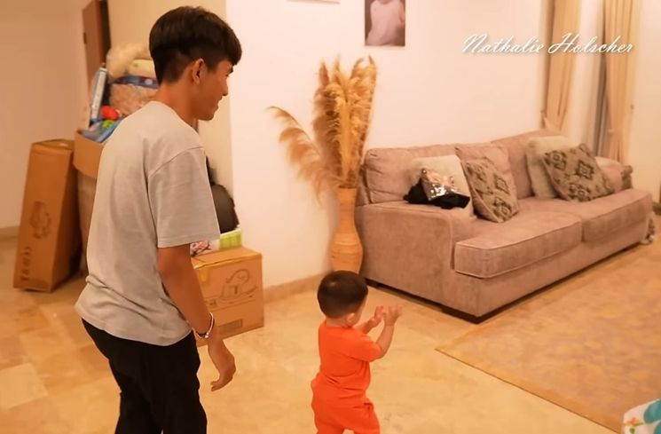 Momen Tiko Asuh Baby Adzam (YouTube/NATHALIE HOLSCHER)