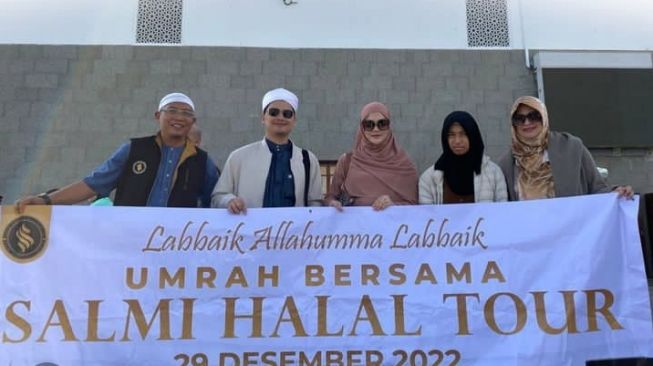 Potret Perjalanan Umrah Alfin Faiz dan Istri (Instagram/@hennyyrahman)