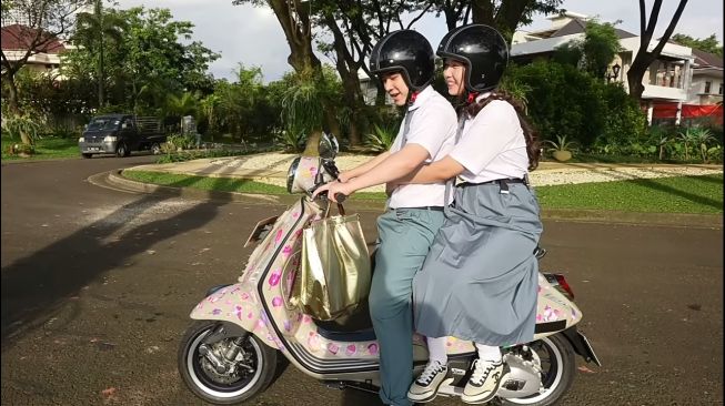 Momen Sisca Kohl Pertama Kali Naik Motor (YouTube/Jess No Limit)