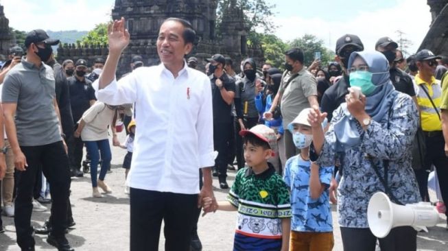 Presiden Joko Widodo (Jokowi) menggandeng cucu sulungnya, Jan Ethes Srinarendra, saat berwisata di Taman Wisata Candi Prambanan, Sleman, DI Yogyakarta, Sabtu (7/1/2023). [Dok. Biro Pers Sekretariat Presiden]