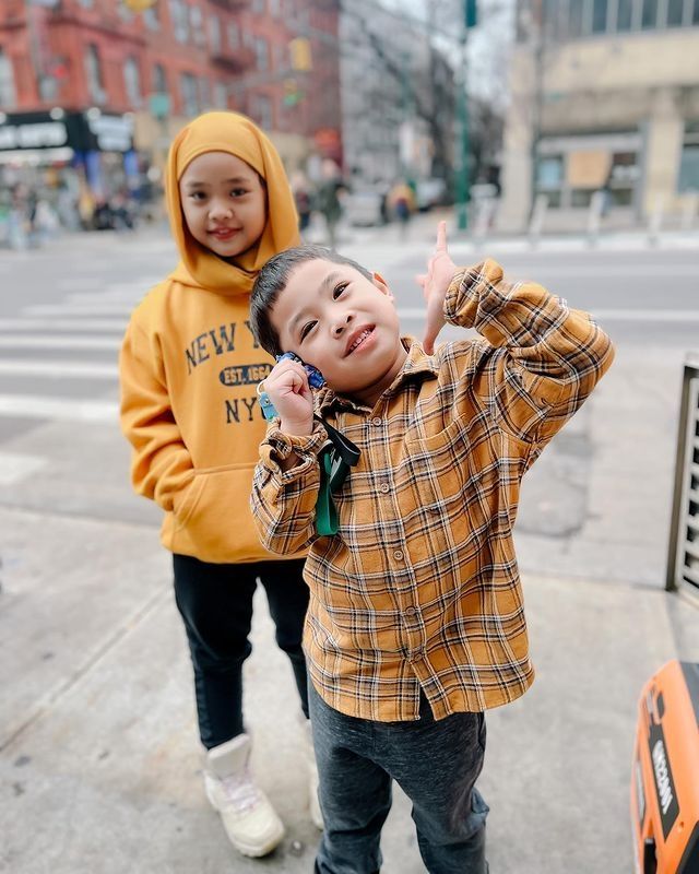 Potret Maryam Anak Oki Setiana Dewi di New York. (Instagram/okisetianadewi)