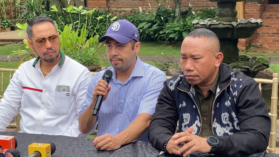 Adik Ferry Irawan, Arry (tengah) menggelar konferensi pers di kawasan Cilandak, Jakarta Selatan, Kamis (19/1/2023). Arry bersama adiknya Maya membantah kalau sang kakak tak punya penghasilan dan menumpang hidup dengan Venna Melinda. [Adiyoga Priyambodo/Kabarindong.com]