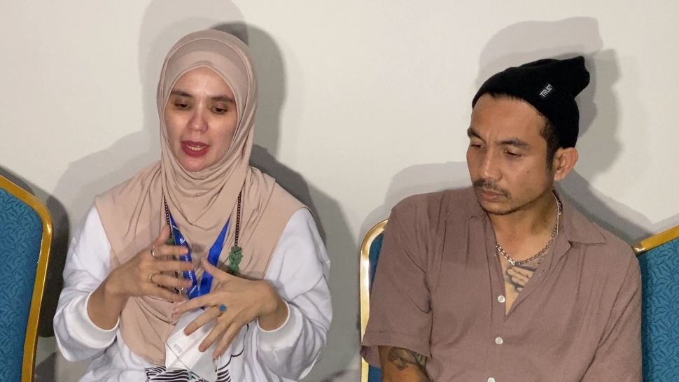 Istri Indra Bekti, Aldilla Jelita memberi keterangan mengenai perkembangan kesehatan suaminya kepada wartawan di RS Abdi Waluyo, Menteng, Jakarta Pusat, Sabtu (31/12/2022). [Adiyoga Priyambodo/Kabarindong.com]