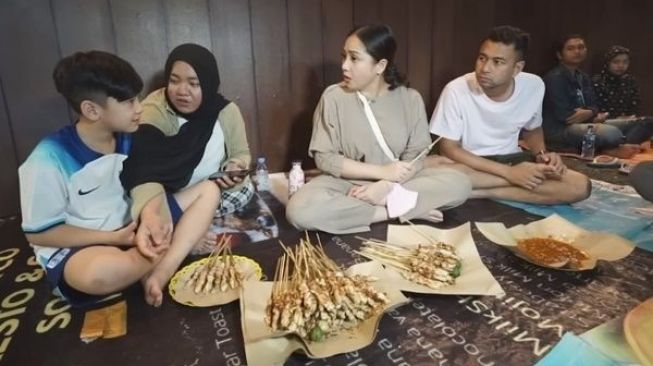 Potret Pasangan Seleb Makan di Warung Kaki Lima (YouTube/Rans Entertainment)