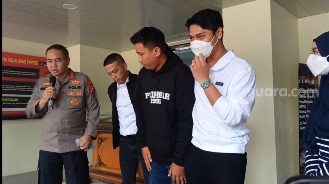 Rizky Billar dan tersangka pengancaman berinisial A (Hoodie hitam) di Polda Metro Jaya pada Jumat (3/2/2023). [Kabarindong.com/Rena Pangesti]