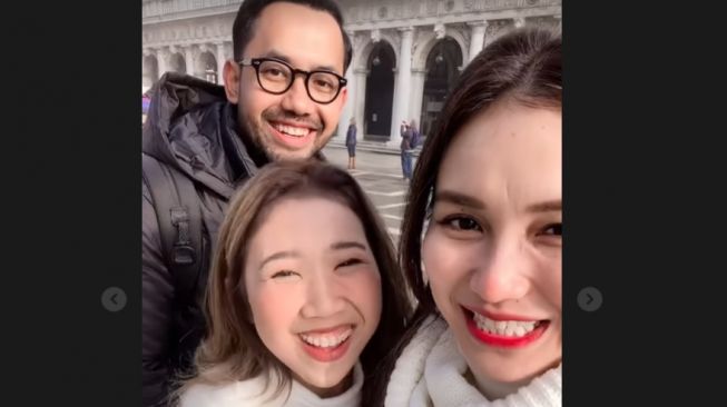 Ayu Ting Ting bertemu Kiky Saputri dan Muhammad Khairi bulan madu di Eropa. (Instagram)