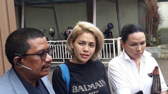 Nikita Mirzani saat ditemui di Pengadilan Agama Jakarta Selatan, Kamis (14/2/2019). [Wahyu Tri Laksono/Kabarindong.com]