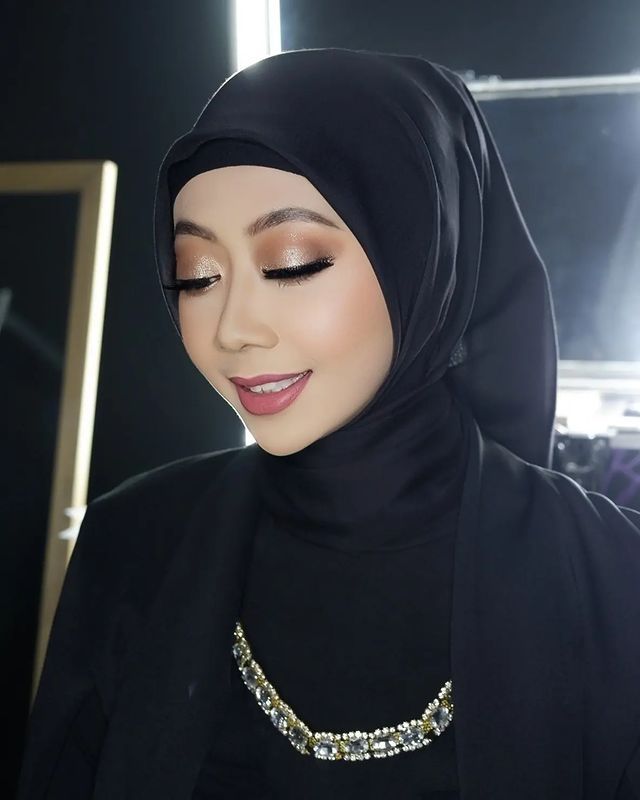 Potret Asri Welas Berhijab. (Instagram/joemakeup20)