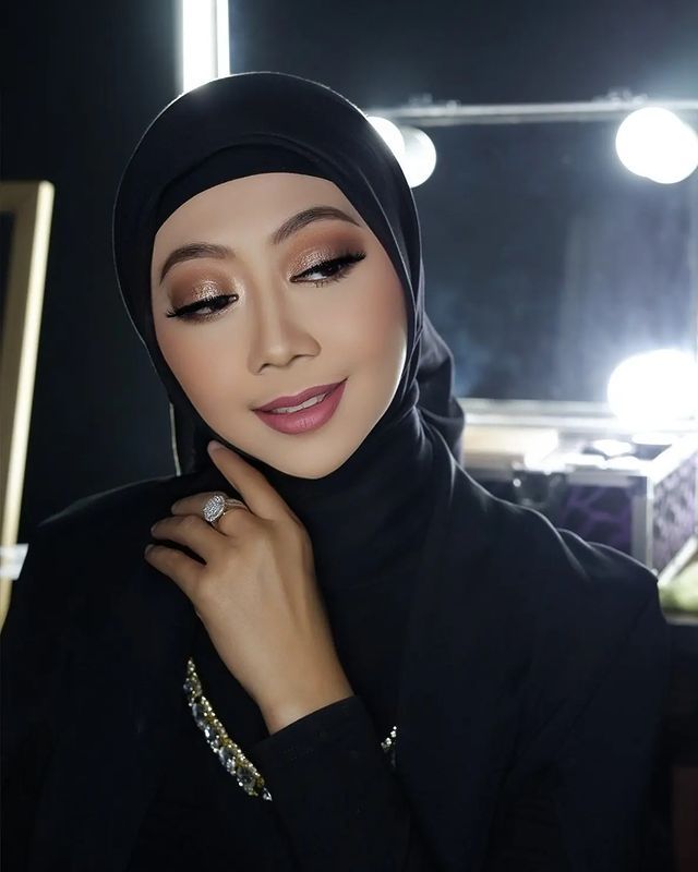 Potret Asri Welas Berhijab. (Instagram/joemakeup20)