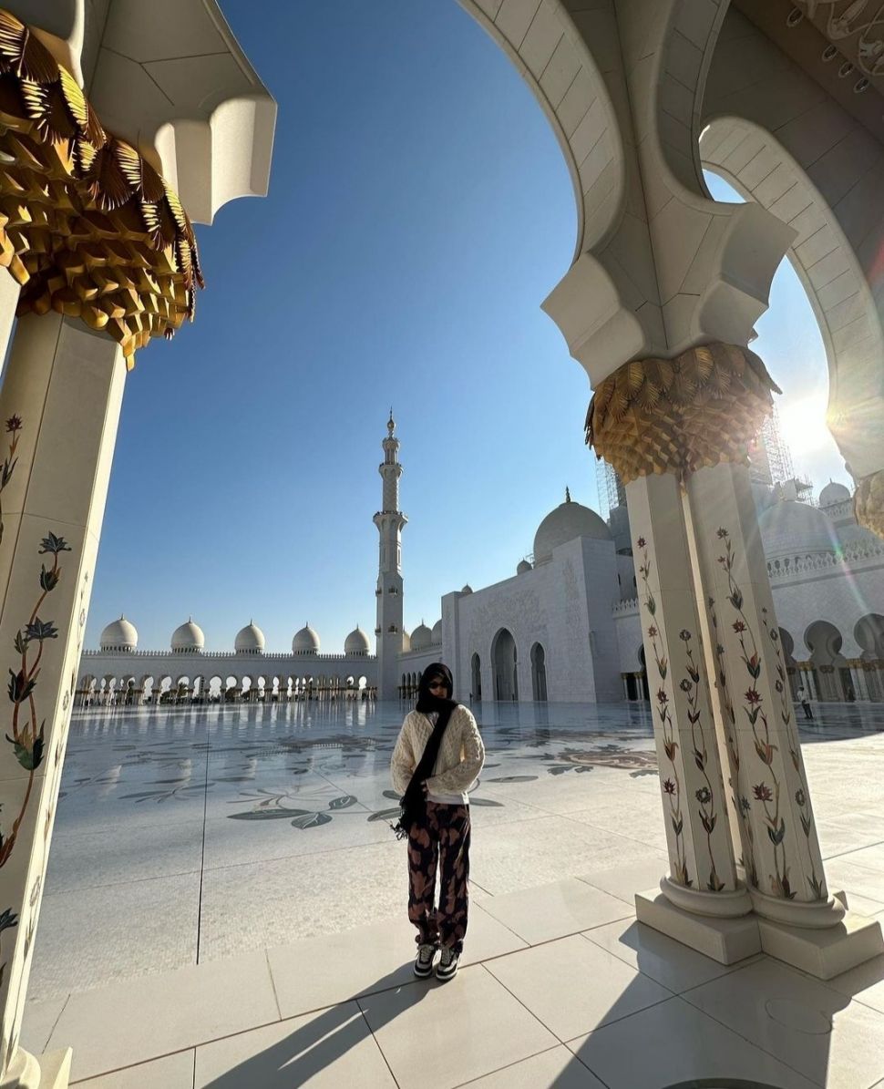 Potret Berkerudung Jennie BLACKPINK Saat Kunjungi Masjid Agung Sheikh Zayed Abu Dhabi (Instagram)