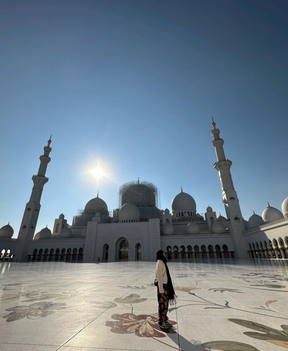 Potret Berkerudung Jennie BLACKPINK Saat Kunjungi Masjid Agung Sheikh Zayed Abu Dhabi (Instagram)