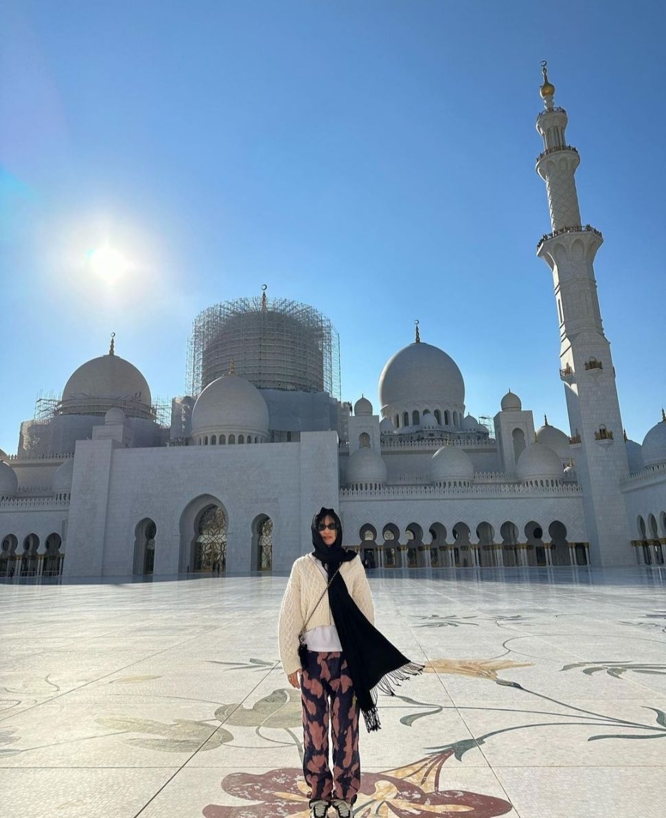 Potret Berkerudung Jennie BLACKPINK Saat Kunjungi Masjid Agung Sheikh Zayed Abu Dhabi (Instagram)