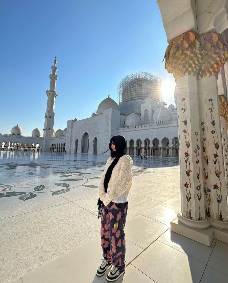 Potret Berkerudung Jennie BLACKPINK Saat Kunjungi Masjid Agung Sheikh Zayed Abu Dhabi (Instagram)