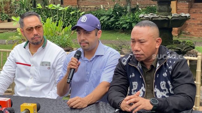 Adik Ferry Irawan, Arry (tengah) menggelar konferensi pers di kawasan Cilandak, Jakarta Selatan, Kamis (19/1/2023). Arry bersama adiknya Maya membantah kalau sang kakak tak punya penghasilan dan menumpang hidup dengan Venna Melinda. [Adiyoga Priyambodo/Kabarindong.com]